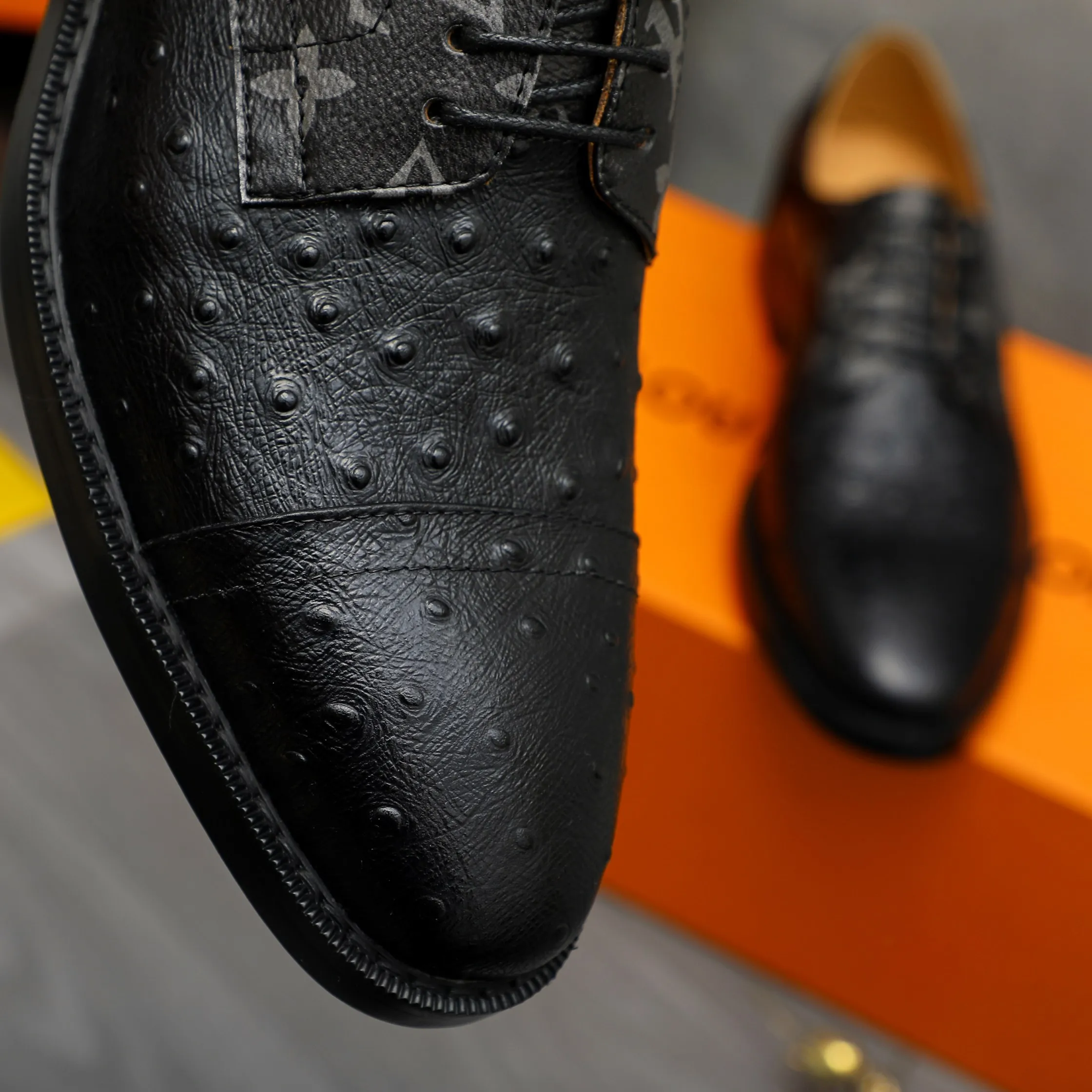 Men's shoes 💰500 Product trademark: LV "Louis Vuitton" business formal leather shoes Regular size: 39-45 (.45 customization is non-returnable) Product materials: Selected ostrich pattern cowhide upper, cowhide lining, original rubber outsole